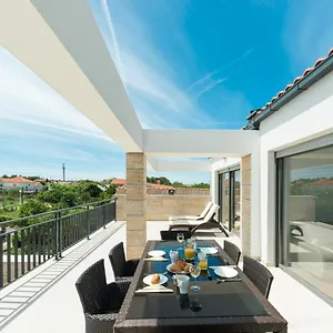 villa-mirakul-vir.hotelinzadar.com/